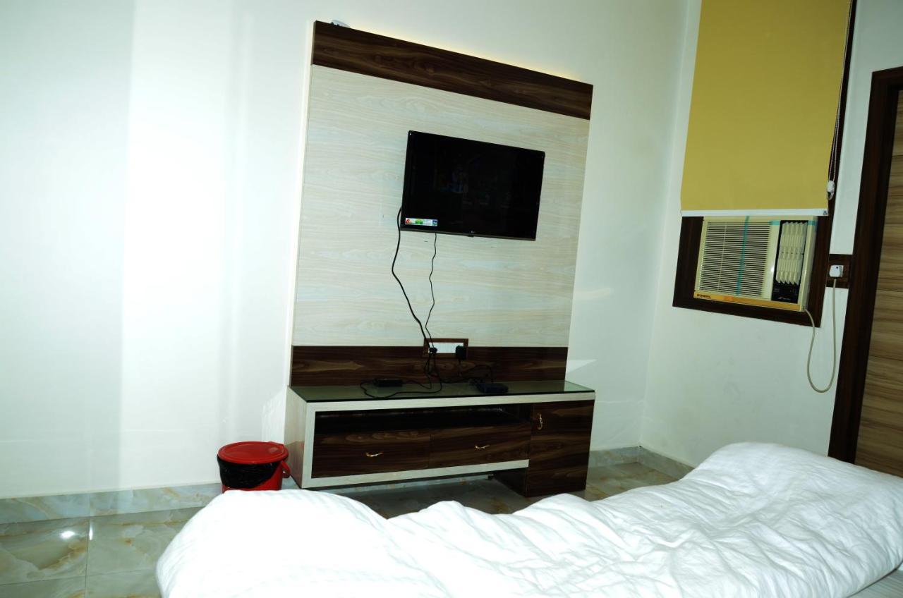 Hotel Paradise Inn Auraiya Buitenkant foto