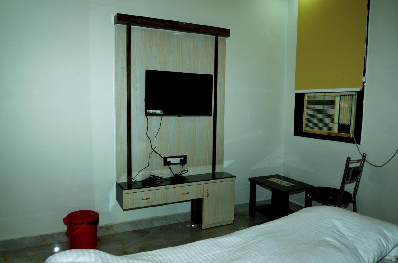 Hotel Paradise Inn Auraiya Buitenkant foto